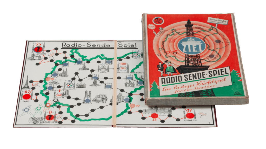 Radio-Sende-Spiel aus dem Dritten Reich. Zu sehen ist ein Spielbrett, auf dem Sendestationen im damaligen Deutschen Reich abgebildet sind sowie Auslandssender, die verboten waren.